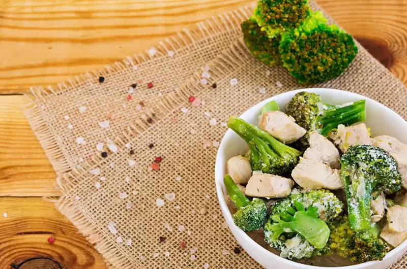 Saut&eacute; de brocoli et poulet au gingembre et &agrave; l&rsquo;ail