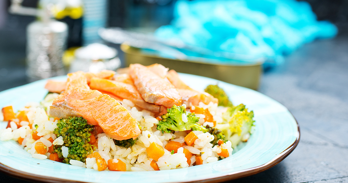 recette de brocolis et de carottes accompagnés de saumon et de riz