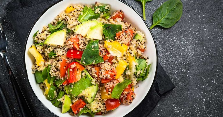 recette salade de légumes avec du quinoa et du poulet