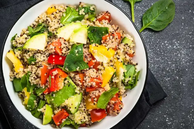 Salade de quinoa aux l&eacute;gumes et blanc de poulet&nbsp;