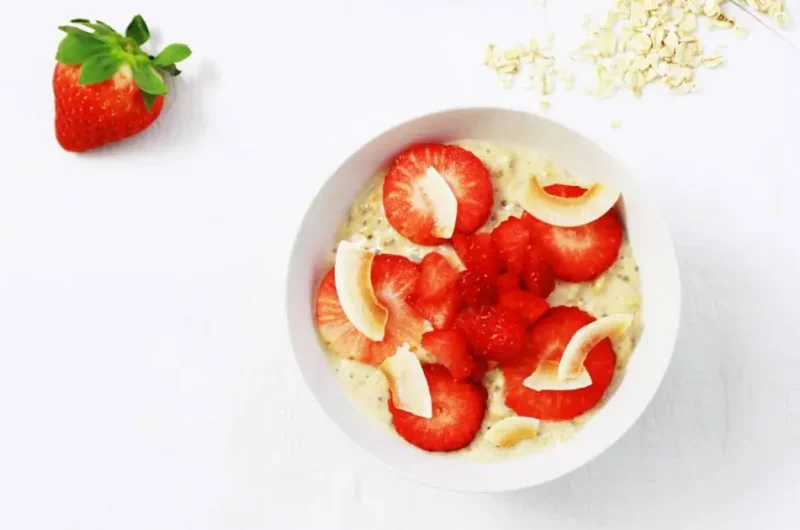 Porridge aux amandes et aux fruits rouges