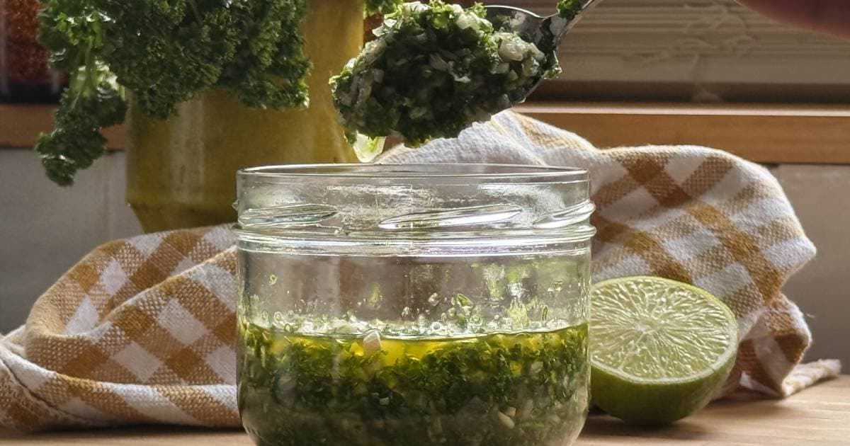 Sauce chien d'inspiration antillaise dans un bocal en verre avec citron et persil.
