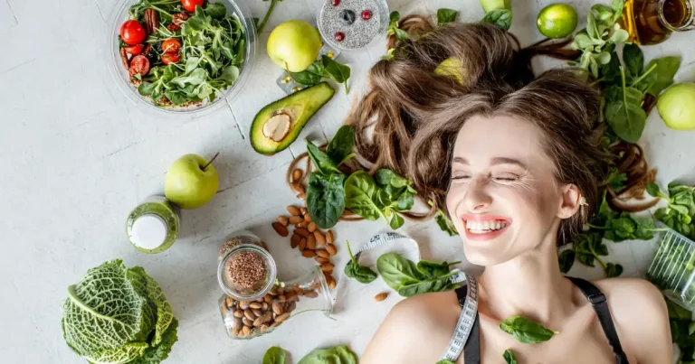 Femme souriante entourée d'aliments sains