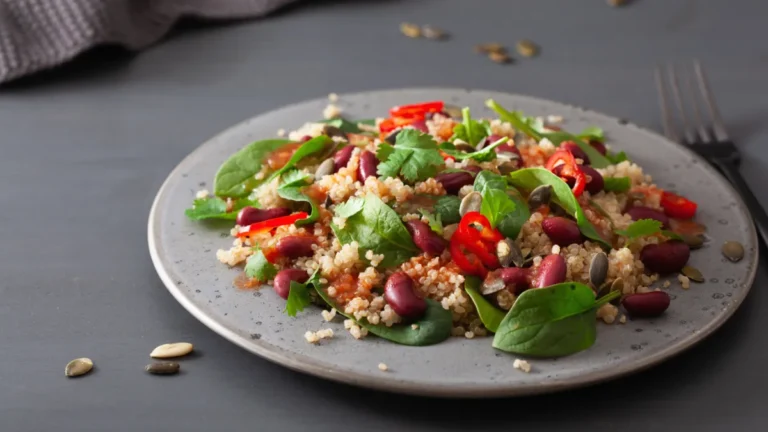 Assiette de légumes et légumineuses riches en fibres alimentaires pour nourrir le microbiote