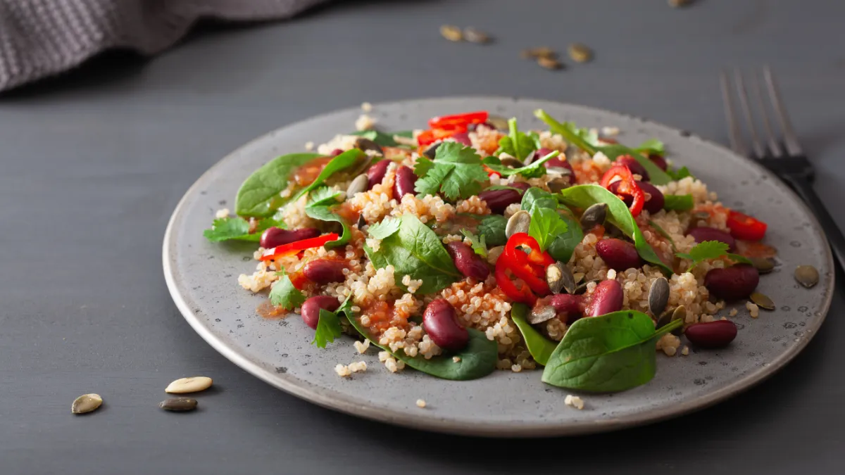 Assiette de légumes et légumineuses riches en fibres alimentaires pour nourrir le microbiote