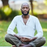 Homme pratiquant la méditation de pleine conscience pour réduire le stress et la graisse abdominale
