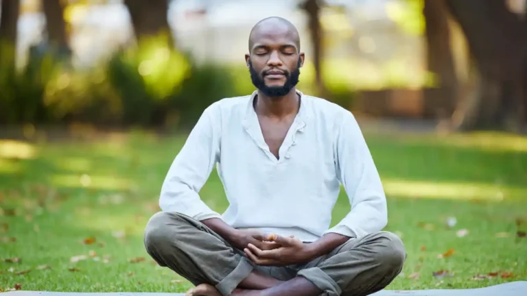 Homme pratiquant la méditation de pleine conscience pour réduire le stress et la graisse abdominale